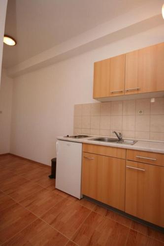 Apartments With A Parking Space Gradac (makarska) - 6724