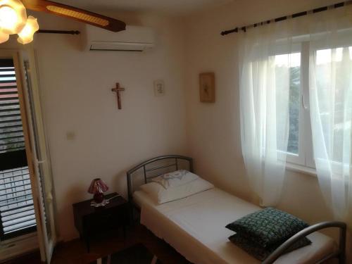 Apartments By The Sea Mirca (brac) - 2854