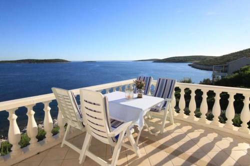 Apartments By The Sea Milna (vis) - 8944