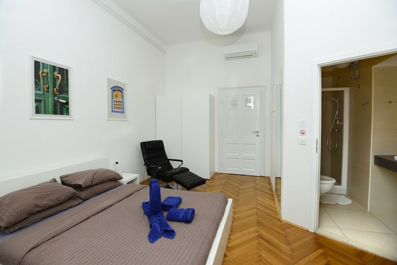 Hostal Galeria Rooms