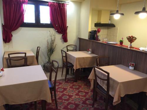 Hostal Bloutsos Rooms