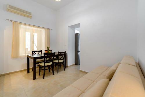 Hostal Iriana Apartments