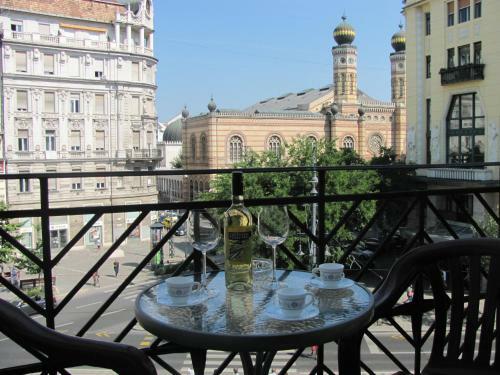 K�roly Apartments