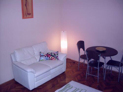 K�roly Apartments