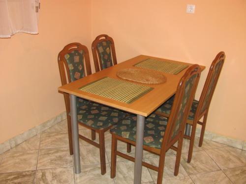 K�roly Apartments