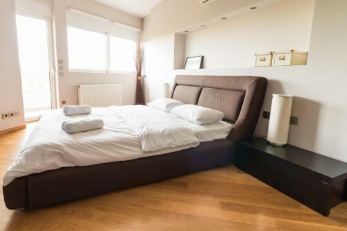 Three-bedroom Apartment With Acropolis View