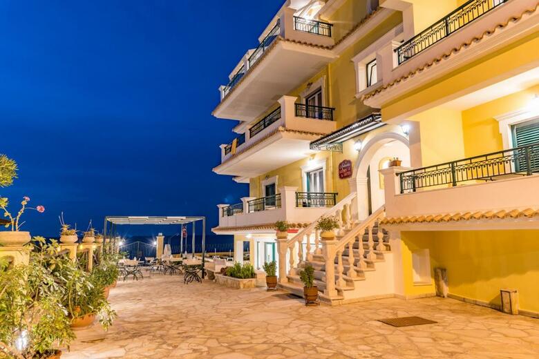 Aparthotel Andreolas Luxury Suites