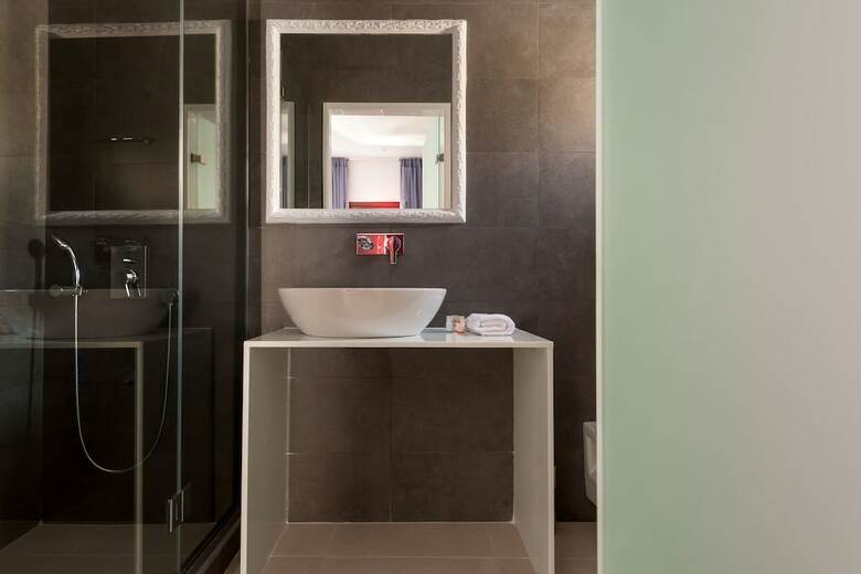 Hotel Crown Suites