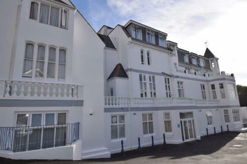 Riviera Hotel