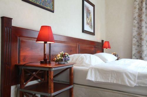 La Mezon Hotel