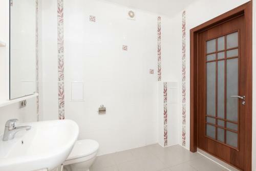 Apartment On Hohryakova 74