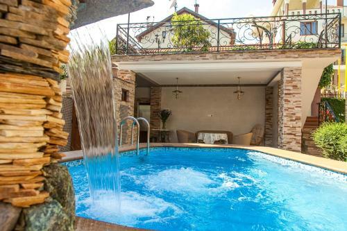 Hostal Dinastiya Guest House