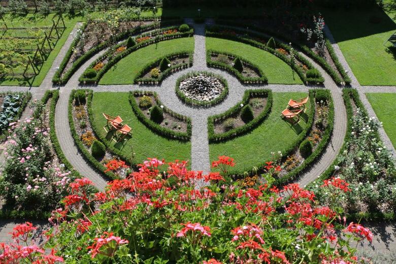 Alpenrose Hotel And Gardens