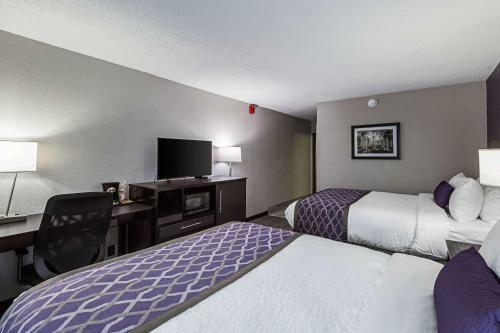Hotel Clarion Inn & Suites Near Downtown