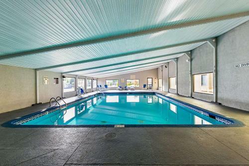 Hotel Clarion Inn & Suites Near Downtown