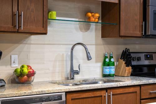Elm Street Apartment By Stay Alfred