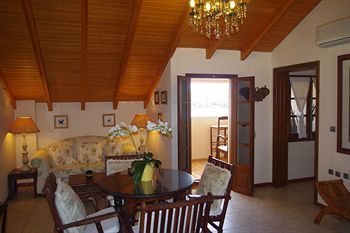 Residencia Faros Suites