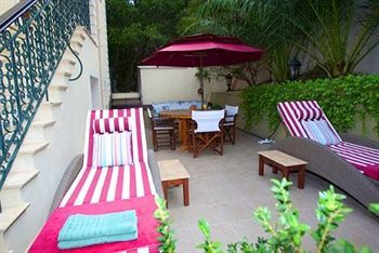 Residencia Faros Suites