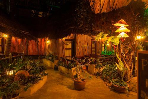 Hotel Joe's Cafe & Garden Resort