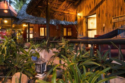 Hotel Joe's Cafe & Garden Resort