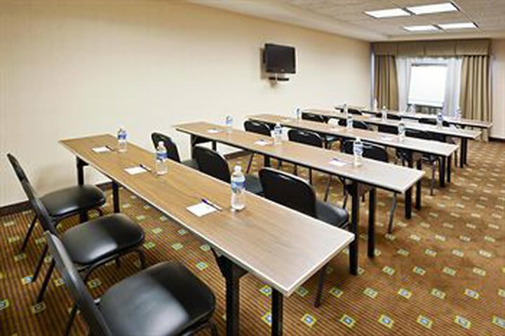 Holiday Inn Express Hotel & Suites East Lansing