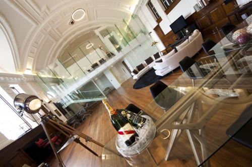 Town Hall Hotel & Apartments