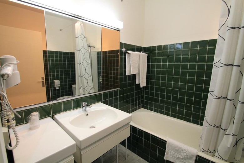 Hostal Adonis Lyon Est Artys H�tel