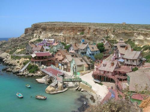 Luxury 2 Bedroom Apartment By The Sea