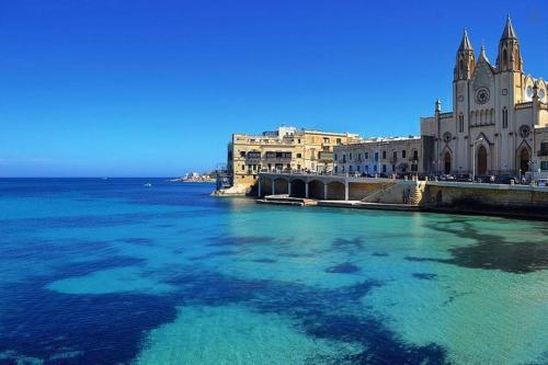 Luxury 2 Bedroom Apartment By The Sea