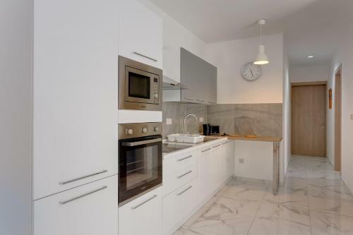 Luxury 2 Bedroom Apartment By The Sea
