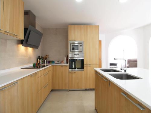 Four-bedroom Holiday Home In Benidoleig