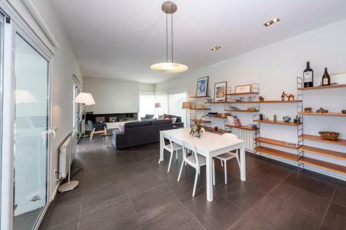 Villa White Pearl Binibeca - Lujo Moderno En Binibeca Para 9 Pax