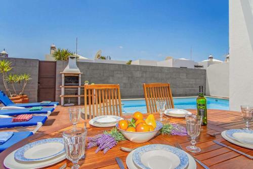 Costa Teguise Villa Sleeps 6 Air Con Wifi