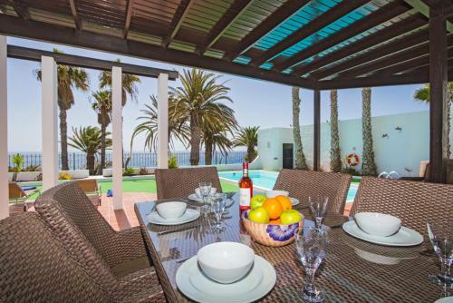 Costa Teguise Villa Sleeps 8 Pool Air Con Wifi