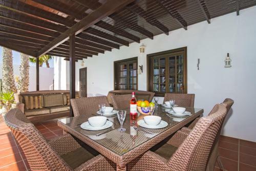 Costa Teguise Villa Sleeps 8 Pool Air Con Wifi