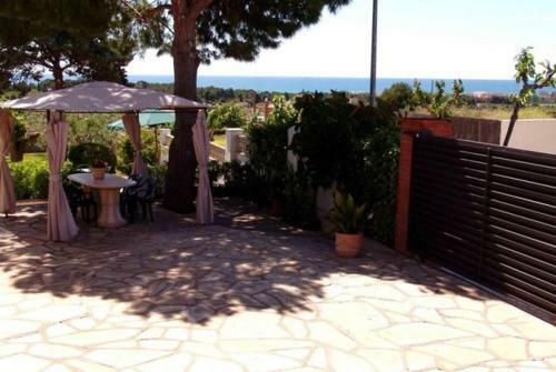 Cubelles Villa Sleeps 10 Pool