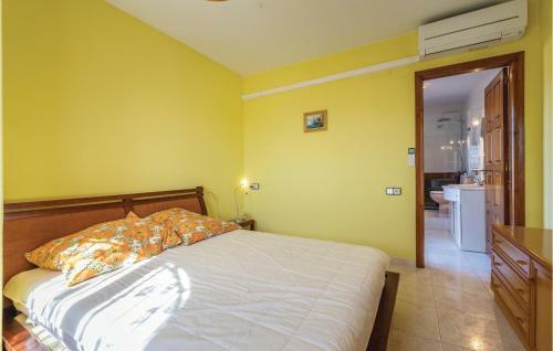 Three-bedroom Holiday Home In L'ametlla De Mar