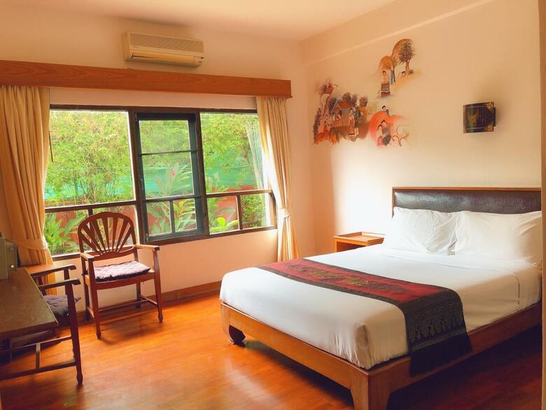 Hotel Karinthip Village