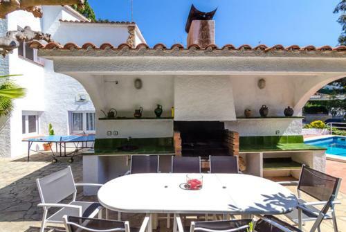 Lloret De Mar Villa Sleeps 9 Pool