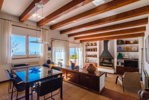 Lloret De Mar Villa Sleeps 9 Pool