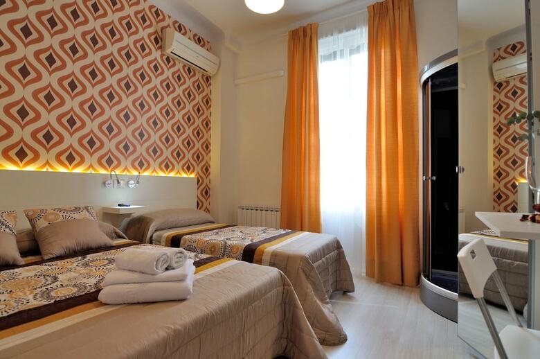 Albergue Far Home Plaza Mayor