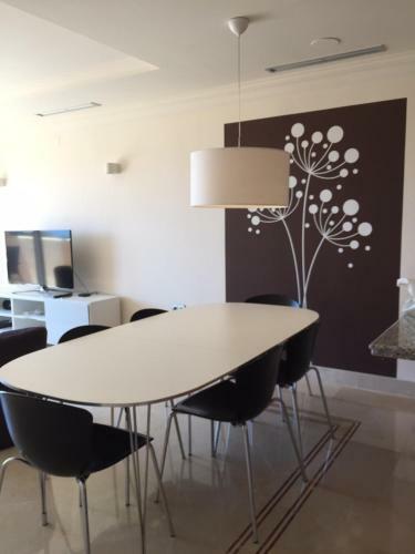 Aloha Hill Club Contemporary Apartment