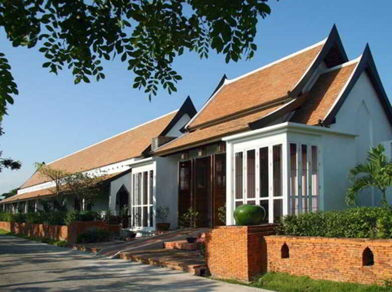 Hotel Tharaburi Resort