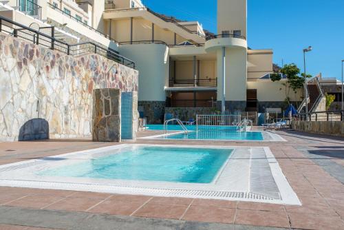 Lightbooking- Pi�a Colada And Pool