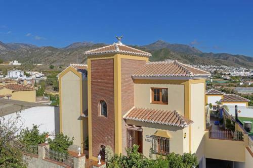 Nerja Villa Sleeps 8 Pool Air Con Wifi