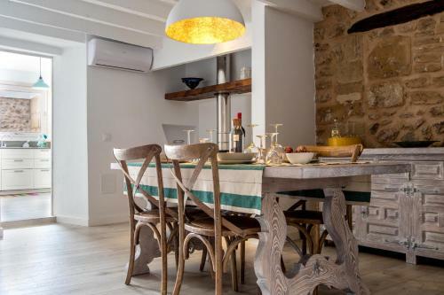 Townhouse On The Rocks
