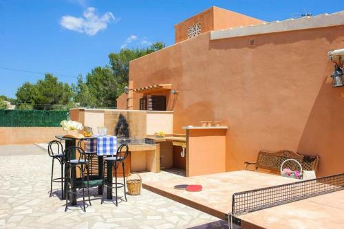 Portocolom Villa Sleeps 6 Air Con