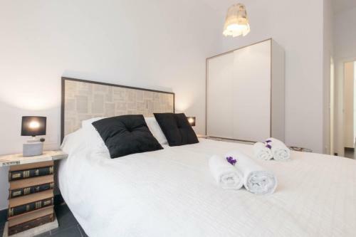 Modern And Spacious Apartment. Private Patio