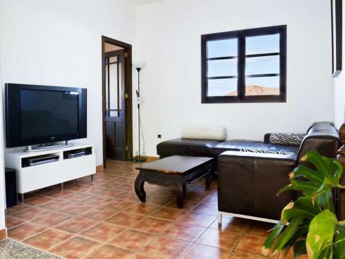 Tinajo Villa Sleeps 9 Pool Wifi