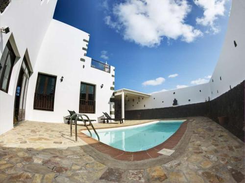 Tinajo Villa Sleeps 9 Pool Wifi